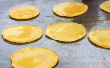 sıcak bir soba üzerinde gözleme