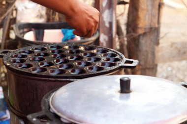 Hindistan cevizi sütü karıştırın şeker ve un. -nazik bir Tay sweetmeat