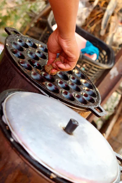 Laptele de nucă de cocos amestecă zahăr și făină. Un fel de carne dulce thailandeză — Fotografie, imagine de stoc