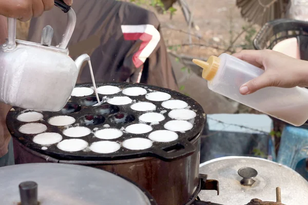Hindistan cevizi sütü karıştırın şeker ve un. -nazik bir Tay sweetmeat — Stok fotoğraf