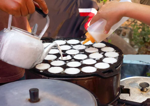 Kokosmilch vermischen Zucker und Mehl. - Art von thailändischem Süßfleisch — Stockfoto