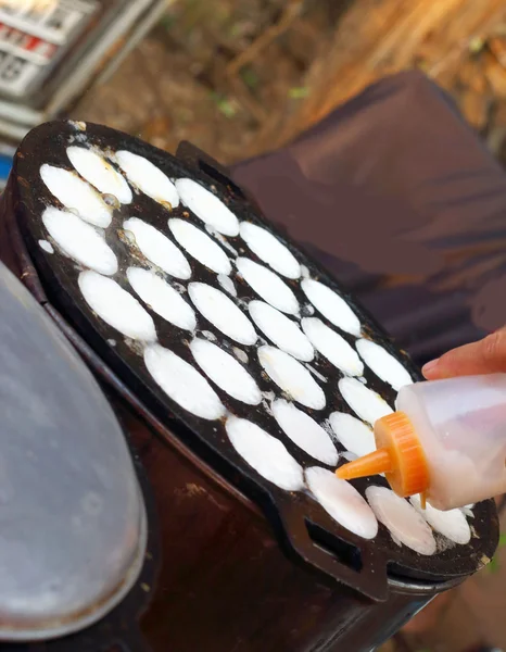 Laptele de nucă de cocos amestecă zahăr și făină. Un fel de carne dulce thailandeză — Fotografie, imagine de stoc