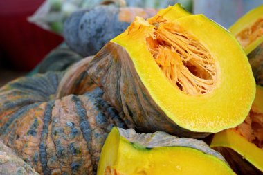 Pazar taze yeşil kabak