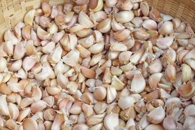 Sepette çok sarımsak var.