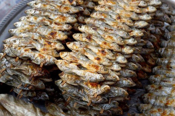 Malé grilované ryby na trh — Stock fotografie