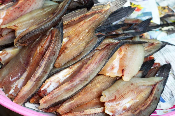 Свежая рыба на рынке. — стоковое фото