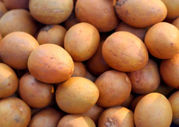 Pila de fruta de sapodilla en el fondo — Foto de Stock