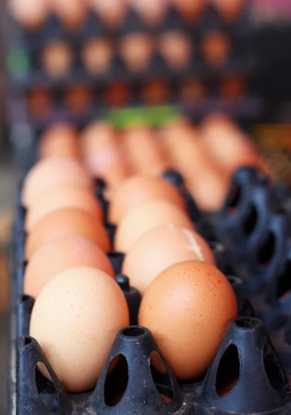 Huevos en el puesto del mercado —  Fotos de Stock