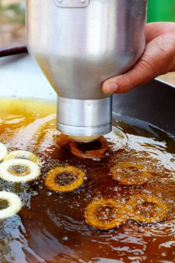 bir tencerede kızartılır yapımı poğaça