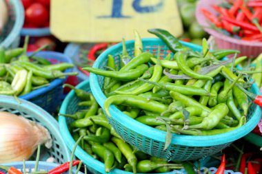 Piyasada yeşil ve kırmızı biber