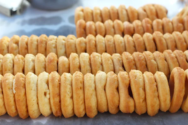 Making donut geplaatst in een rij. — Stockfoto