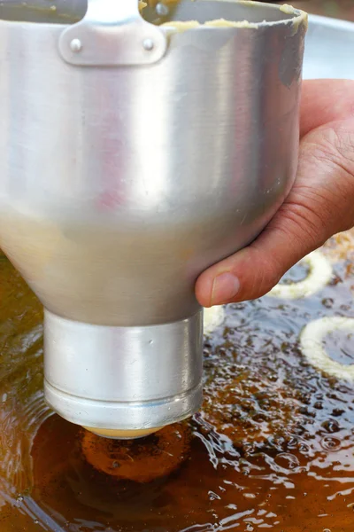 Membuat donat goreng dalam panci — Stok Foto