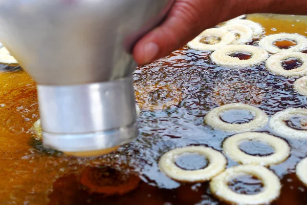 フライパンで揚げられる作るドーナツ — ストック写真