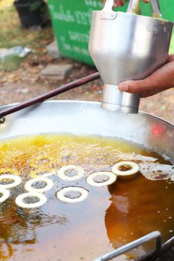 bir tencerede kızartılır yapımı poğaça