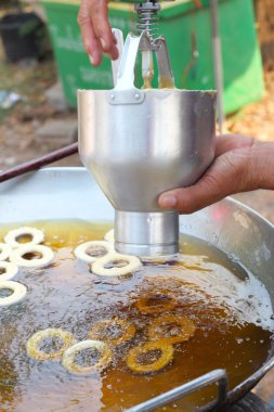 bir tencerede kızartılır yapımı poğaça