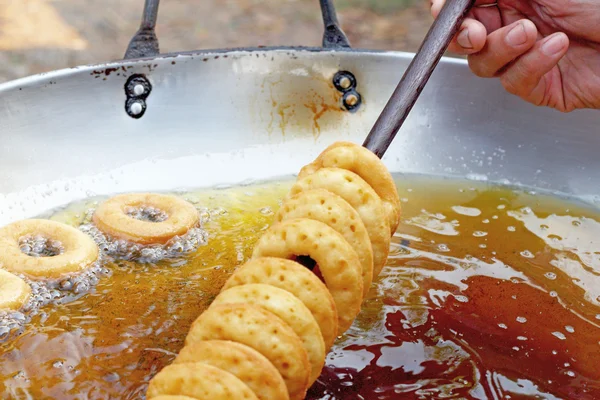フライパンで揚げられる作るドーナツ — ストック写真