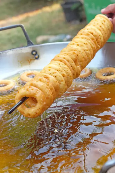 Fazer donut frito em uma panela — Fotografia de Stock