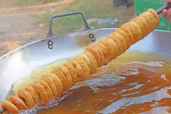 Fazer donut frito em uma panela — Fotografia de Stock