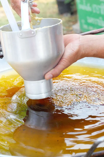 Hacer rosquilla frita en una sartén —  Fotos de Stock