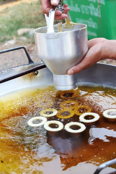 Hacer rosquilla frita en una sartén —  Fotos de Stock