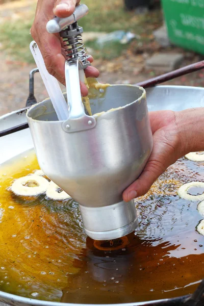 Fazer donut frito em uma panela — Fotografia de Stock