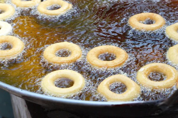 Faire frire le beignet dans une casserole — Photo