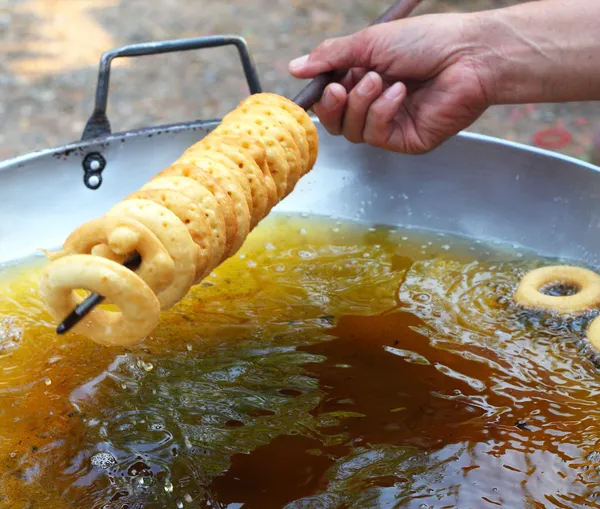 Att göra donut stekt i en stekpanna — Stockfoto