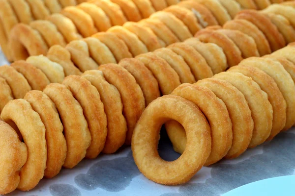 Making donut geplaatst in een rij. — Stockfoto