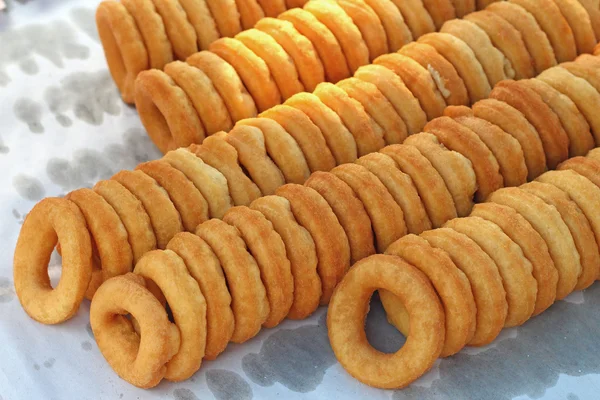 Fazendo donut colocado em uma fileira . — Fotografia de Stock