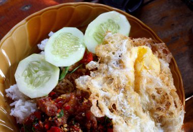 pilav kızarmış domuz eti ve fesleğen ile tepesinde