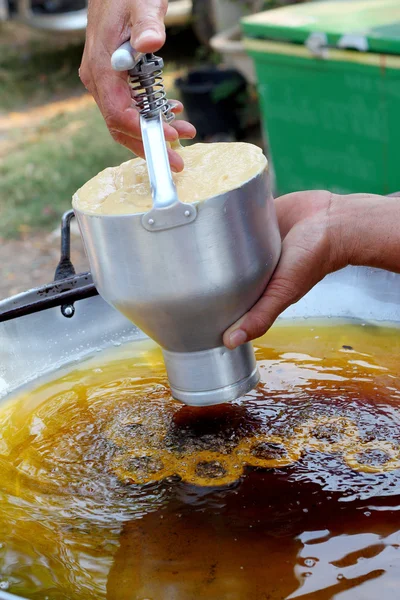 Fazer donut frito em uma panela — Fotografia de Stock