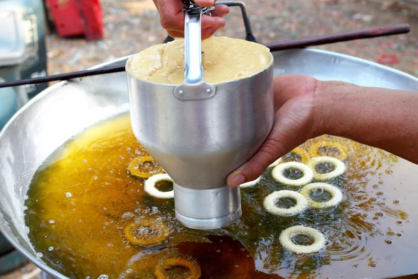 Fazer donut frito em uma panela — Fotografia de Stock