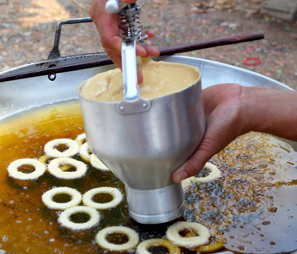 Fare la ciambella fritta in padella — Foto Stock