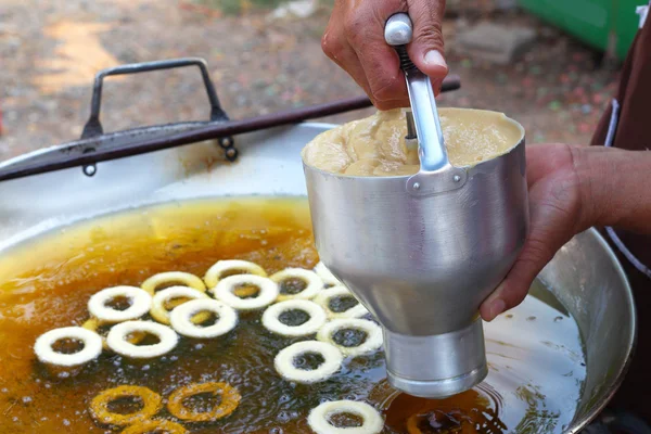 Hacer rosquilla frita en una sartén —  Fotos de Stock
