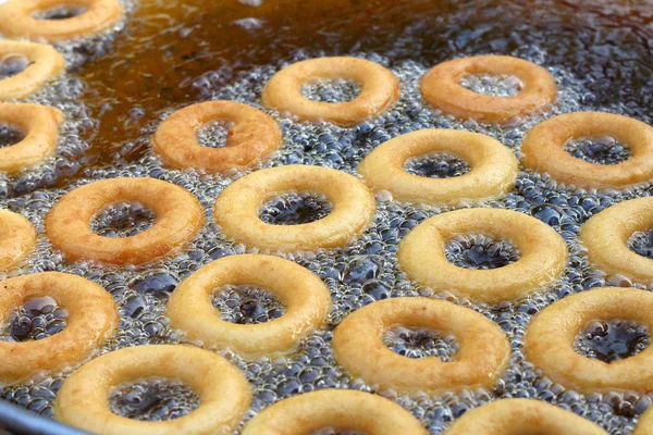 Making donut gebakken in een pan — Stockfoto