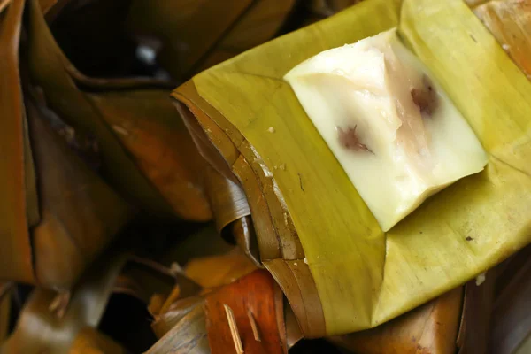Noix de coco aux feuilles de banane - Dessert Thaïlande — Photo