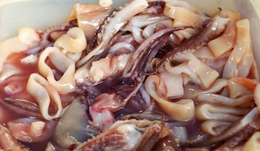 Piyasada taze mürekkep balığı