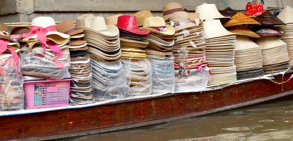 Chapeaux à vendre à Damnoen Saduak Floating Market - Thaïlande . — Photo