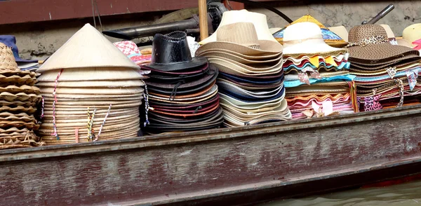 Hoeden te koop bij damnoen saduak drijvende markt - thailand. — Stockfoto