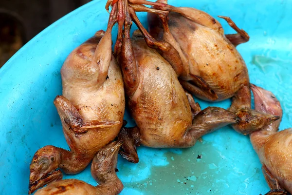 Codorniz hervida para la venta en el mercado . — Foto de Stock