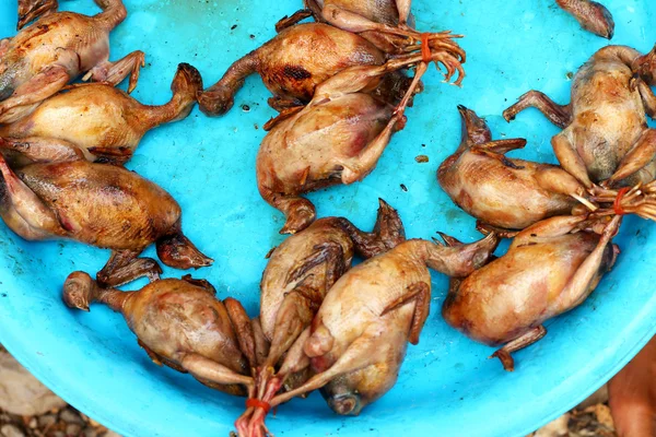 Codorniz hervida para la venta en el mercado . — Foto de Stock