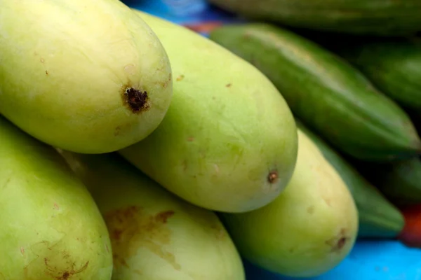 Färska grönsaker - grön lucka på marknaden. — Stockfoto