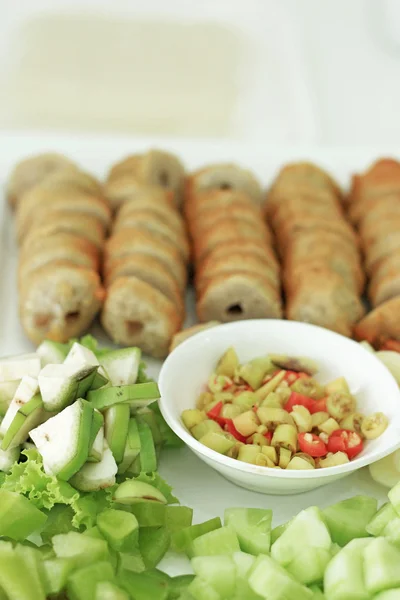 Vietnamesiske kjøttboller Wraps på rispapir og grønnsaker (Nam Neun – stockfoto