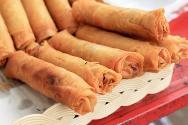 Kızarmış bahar rulolar mutfakta.