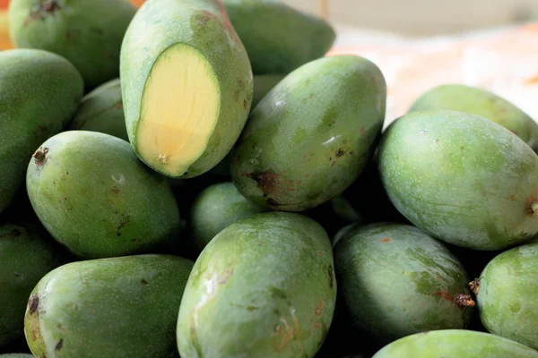 Frukten mango i marknaden — Stock fotografie