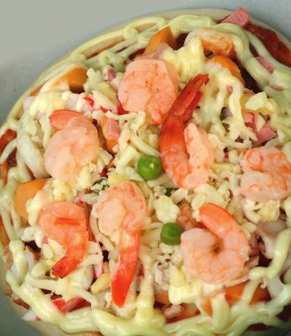 İtalyan pizza karides peynir ve biber