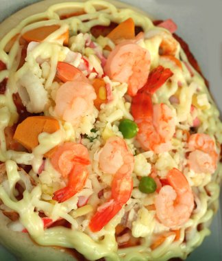 İtalyan pizza karides peynir ve biber