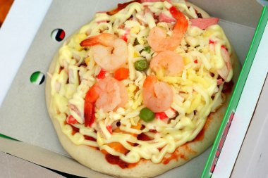 İtalyan pizza karides peynir ve biber