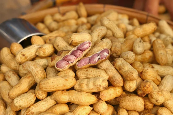 Erdnüsse auf dem Markt zum Verkauf — Stockfoto