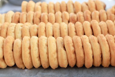 üst üste yerleştirilmiş yapımı poğaça.